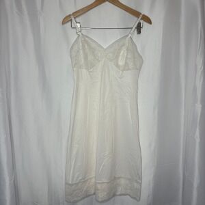 Vintage Vanity Fair White Floral Lace Trim Full Slip Antron III Nylon Size 34